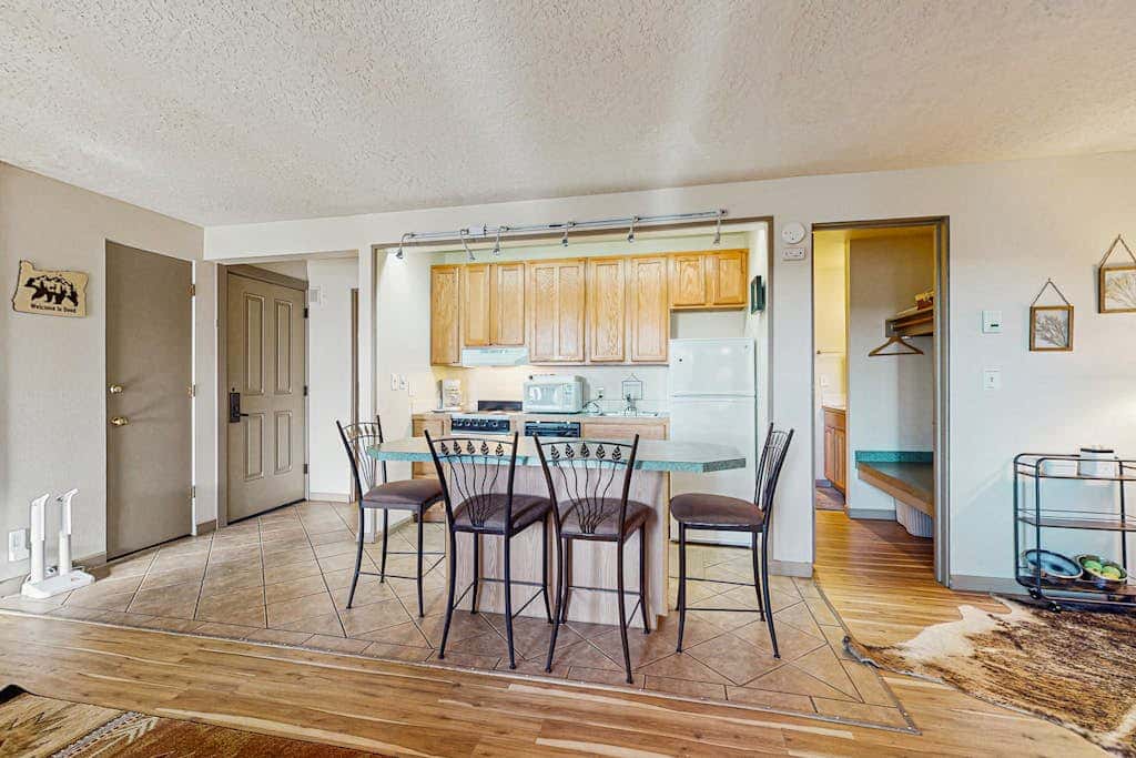 Dog-friendly ground-floor condo with pools, hot tubs, sauna, & fitness room