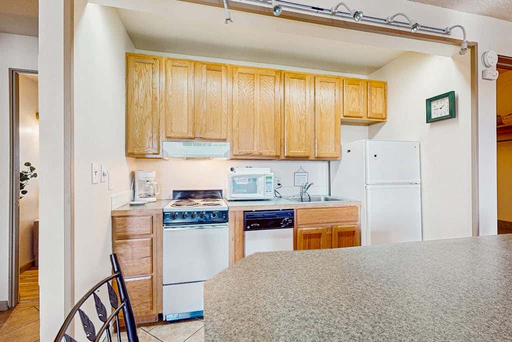 Dog-friendly ground-floor condo with pools, hot tubs, sauna, & fitness room