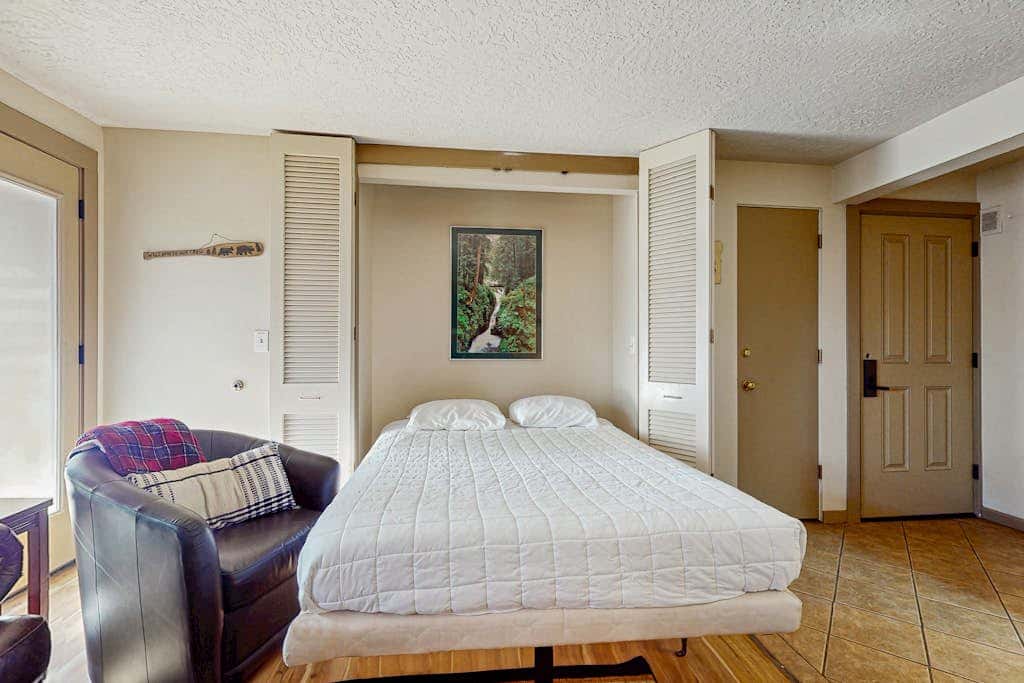Dog-friendly ground-floor condo with pools, hot tubs, sauna, & fitness room