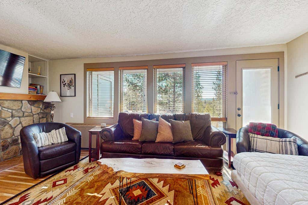 Dog-friendly ground-floor condo with pools, hot tubs, sauna, & fitness room