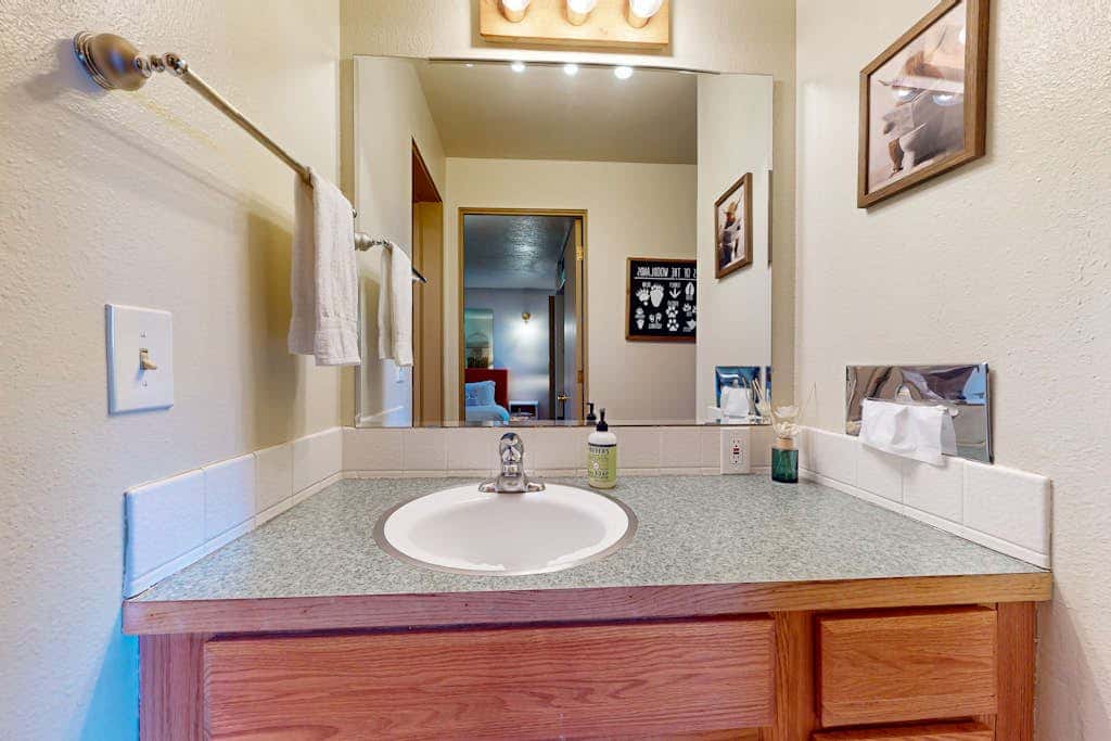 Dog-friendly ground-floor condo with pools, hot tubs, sauna, & fitness room