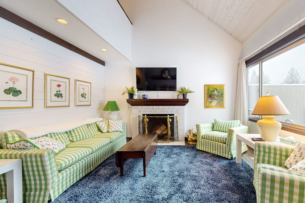 Charming Black Butte Ranch getaway on the golf course, dog-friendly with AC