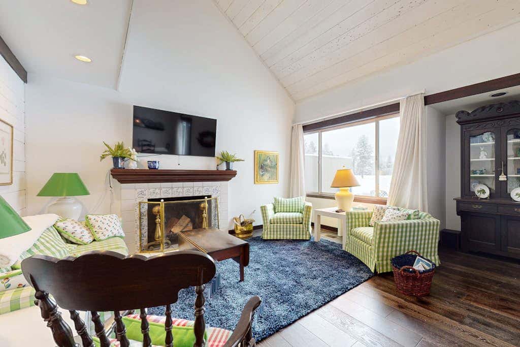 Charming Black Butte Ranch getaway on the golf course, dog-friendly with AC