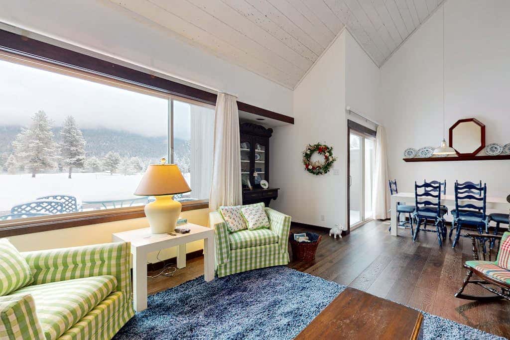Charming Black Butte Ranch getaway on the golf course, dog-friendly with AC