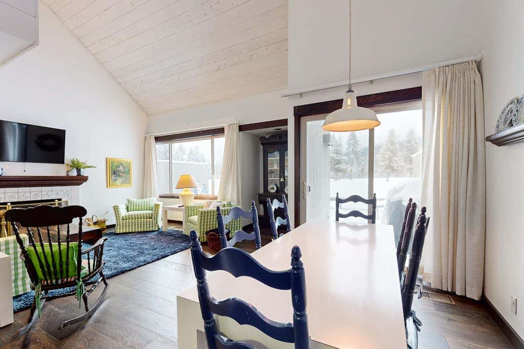 Charming Black Butte Ranch getaway on the golf course, dog-friendly with AC