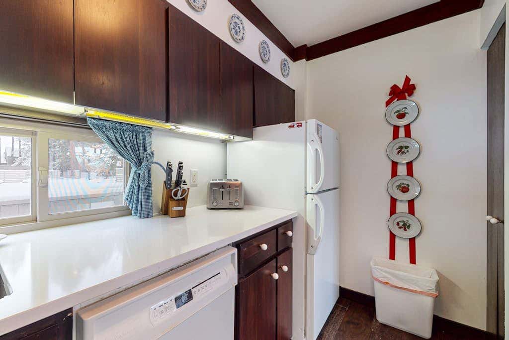 Charming Black Butte Ranch getaway on the golf course, dog-friendly with AC