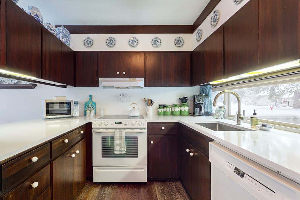 Charming Black Butte Ranch getaway on the golf course, dog-friendly with AC