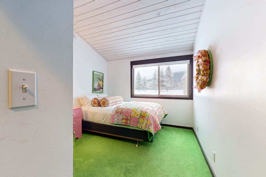 Charming Black Butte Ranch getaway on the golf course, dog-friendly with AC
