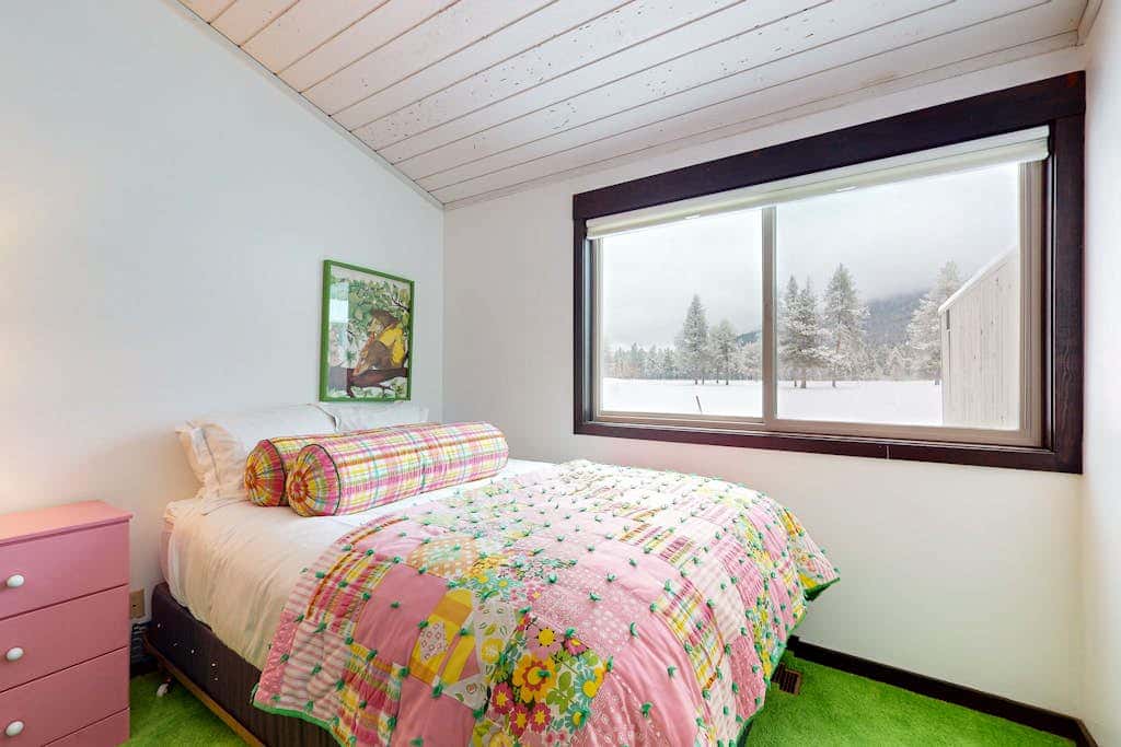 Charming Black Butte Ranch getaway on the golf course, dog-friendly with AC