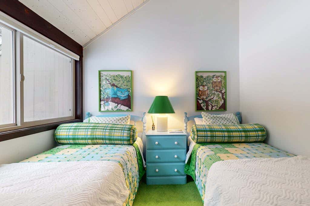 Charming Black Butte Ranch getaway on the golf course, dog-friendly with AC