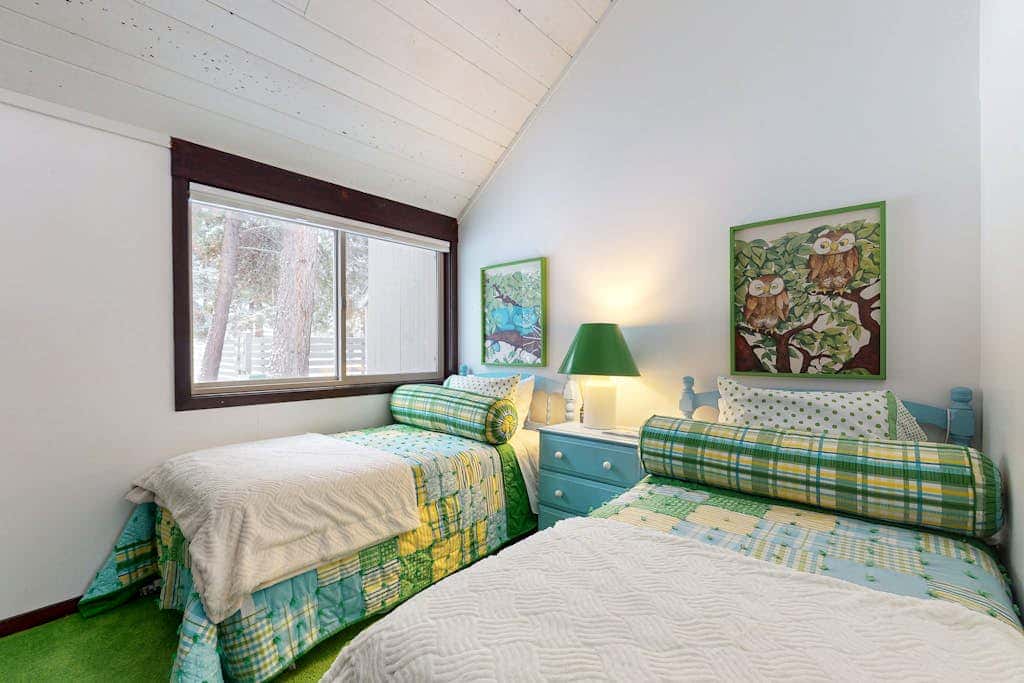 Charming Black Butte Ranch getaway on the golf course, dog-friendly with AC