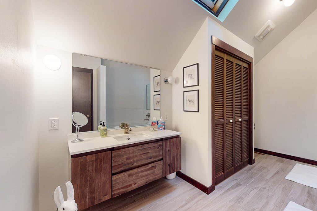 Charming Black Butte Ranch getaway on the golf course, dog-friendly with AC