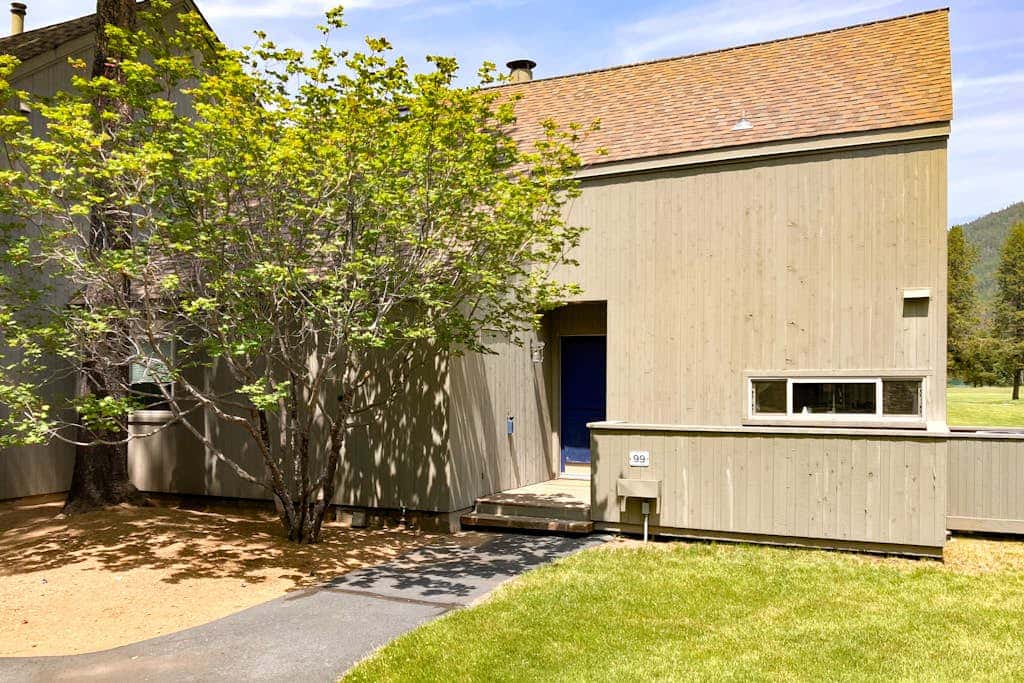 Charming Black Butte Ranch getaway on the golf course, dog-friendly with AC