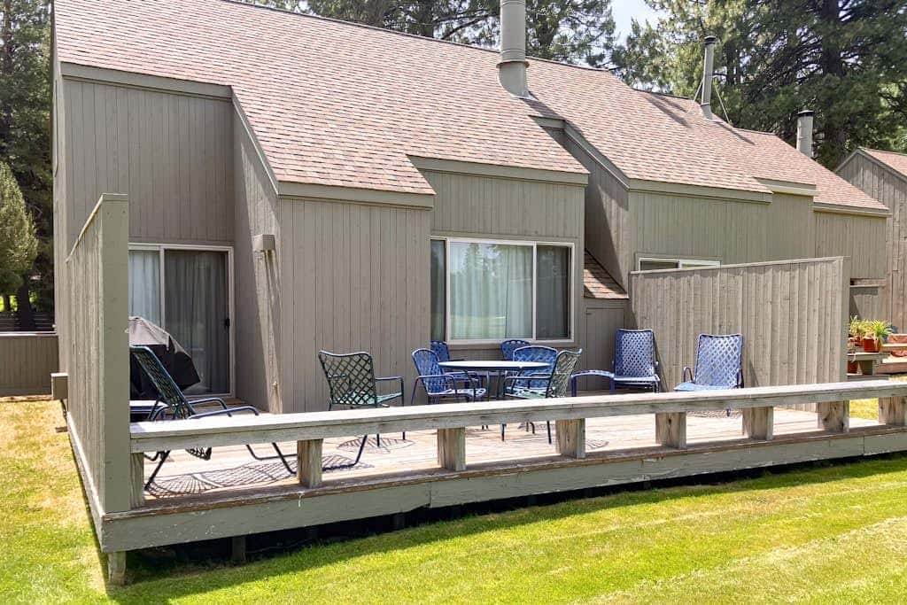 Charming Black Butte Ranch getaway on the golf course, dog-friendly with AC
