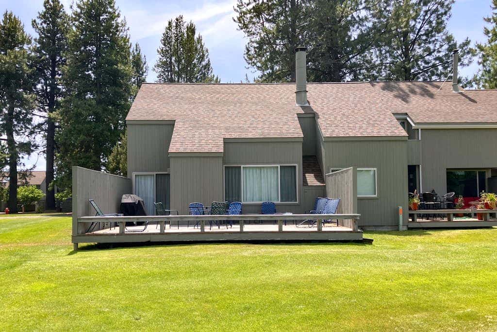 Charming Black Butte Ranch getaway on the golf course, dog-friendly with AC
