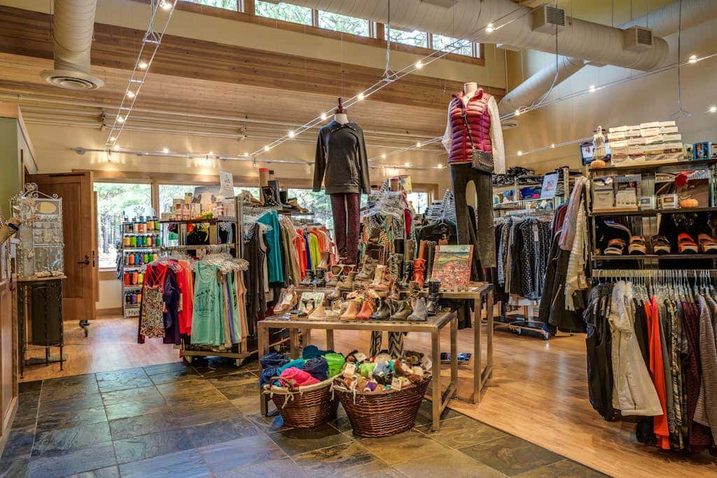 Charming Black Butte Ranch getaway on the golf course, dog-friendly with AC