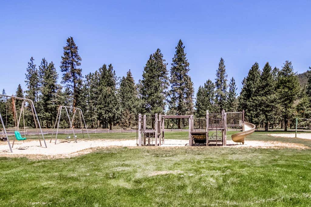 Charming Black Butte Ranch getaway on the golf course, dog-friendly with AC