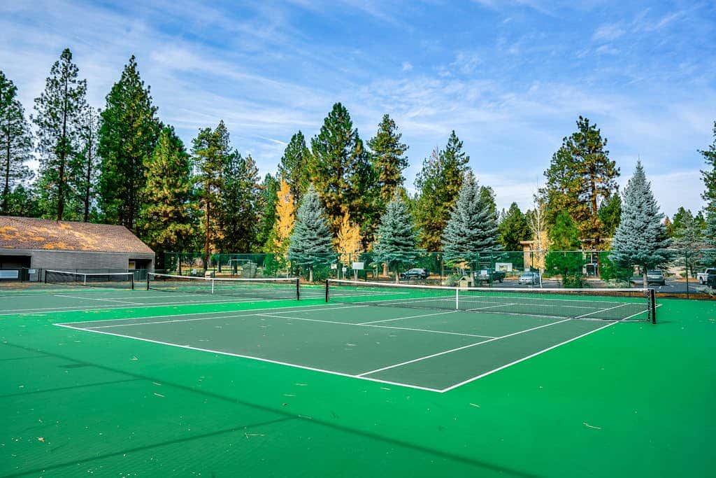 Charming Black Butte Ranch getaway on the golf course, dog-friendly with AC