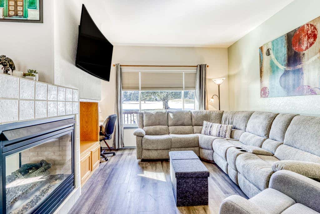 Two-story townhome on Ridge Golf Course with pools, hot tubs, gyms, tennis