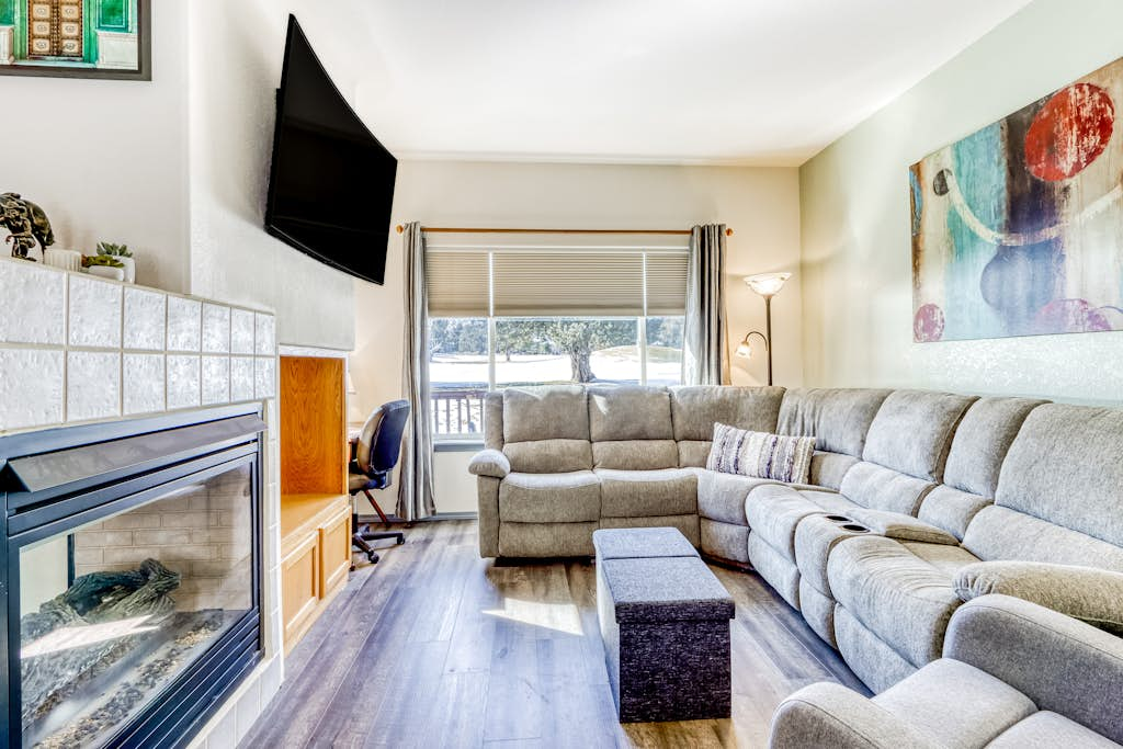 Two-story townhome on Ridge Golf Course with pools, hot tubs, gyms, tennis