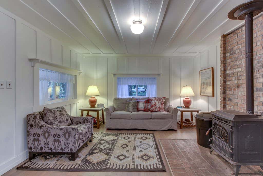 Restored log cabin with classic porch - near river, trails, hot springs, & more