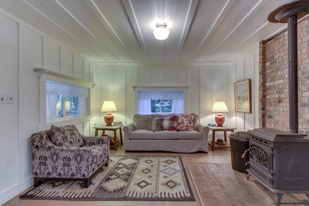 Restored log cabin with classic porch - near river, trails, hot springs, & more