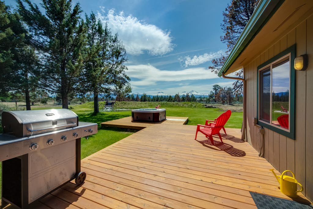 Mountain View Home with On-site Golf and Private Hot Tub - Near Skiing and Bend