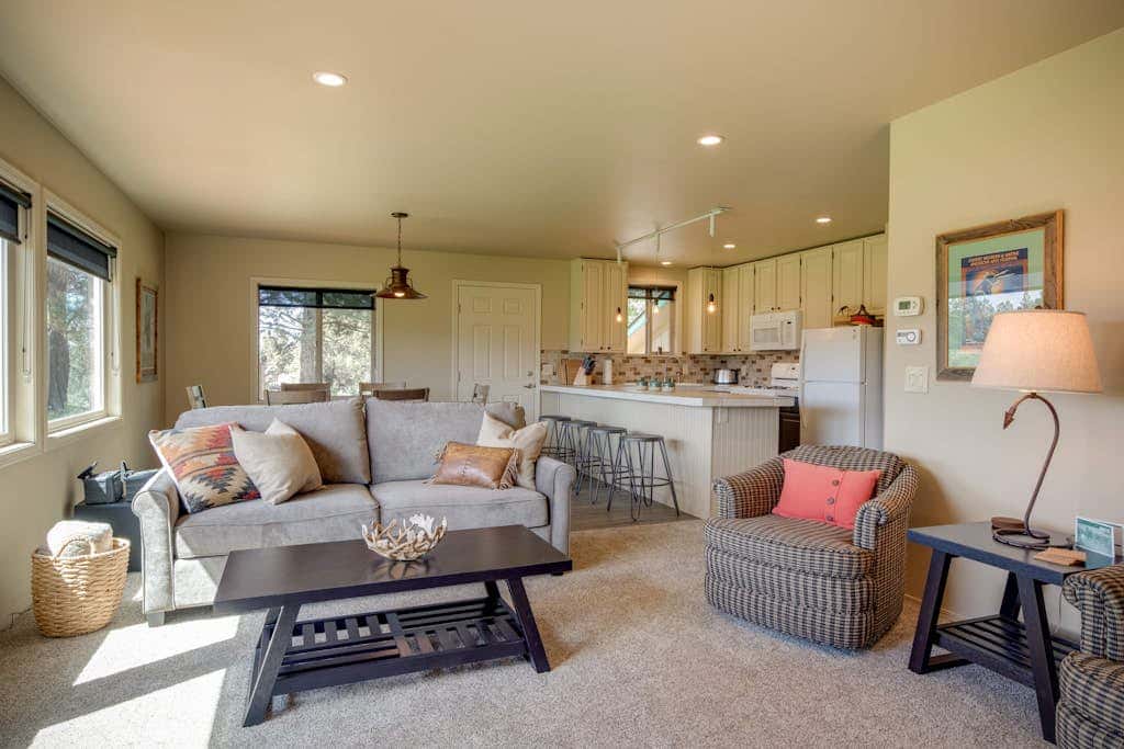 Mountain View Home with On-site Golf and Private Hot Tub - Near Skiing and Bend