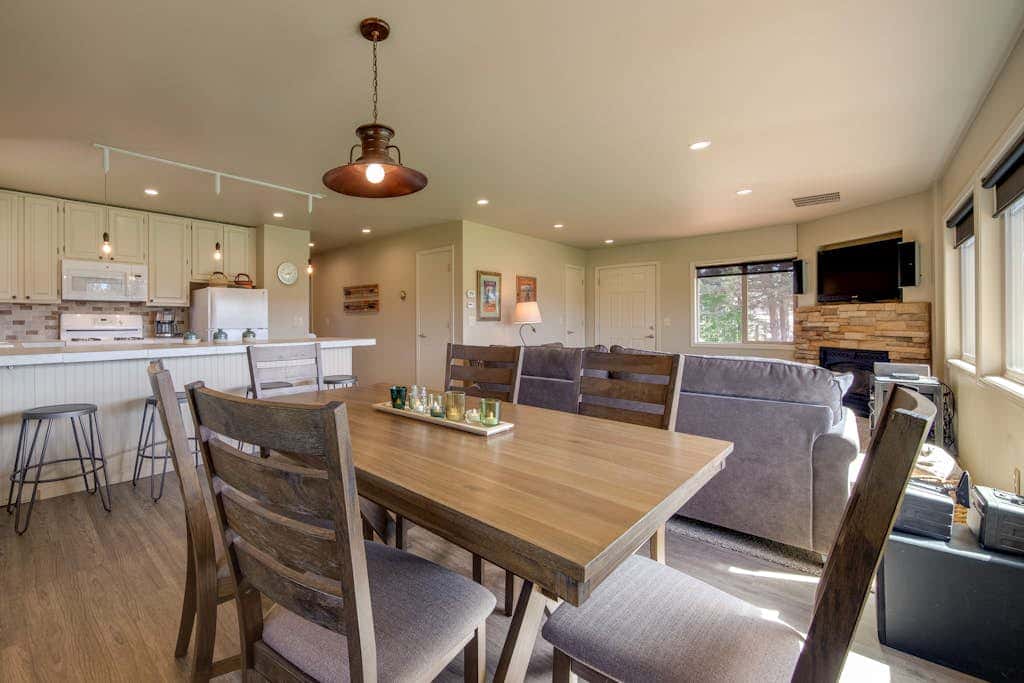 Mountain View Home with On-site Golf and Private Hot Tub - Near Skiing and Bend