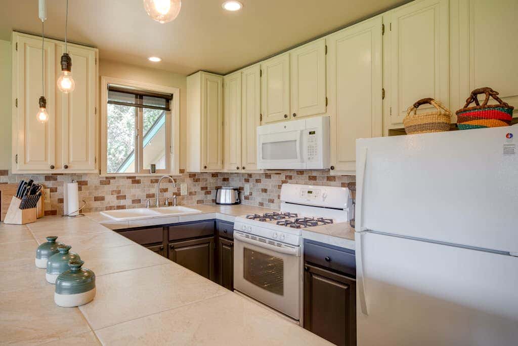 Mountain View Home with On-site Golf and Private Hot Tub - Near Skiing and Bend