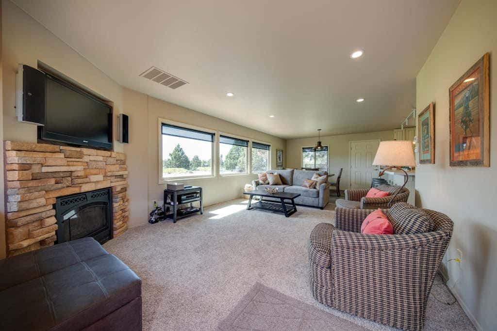 Mountain View Home with On-site Golf and Private Hot Tub - Near Skiing and Bend