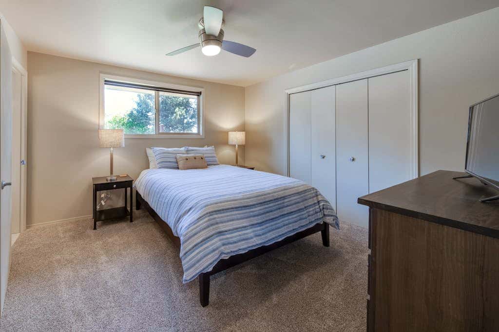 Mountain View Home with On-site Golf and Private Hot Tub - Near Skiing and Bend