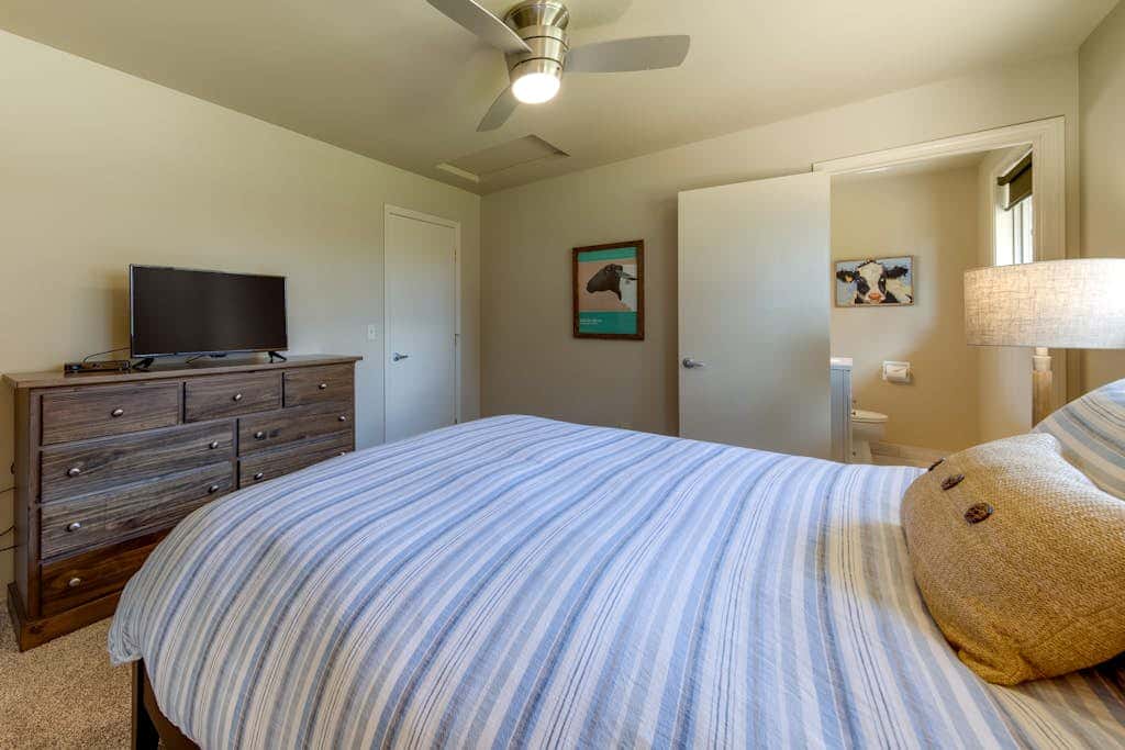 Mountain View Home with On-site Golf and Private Hot Tub - Near Skiing and Bend
