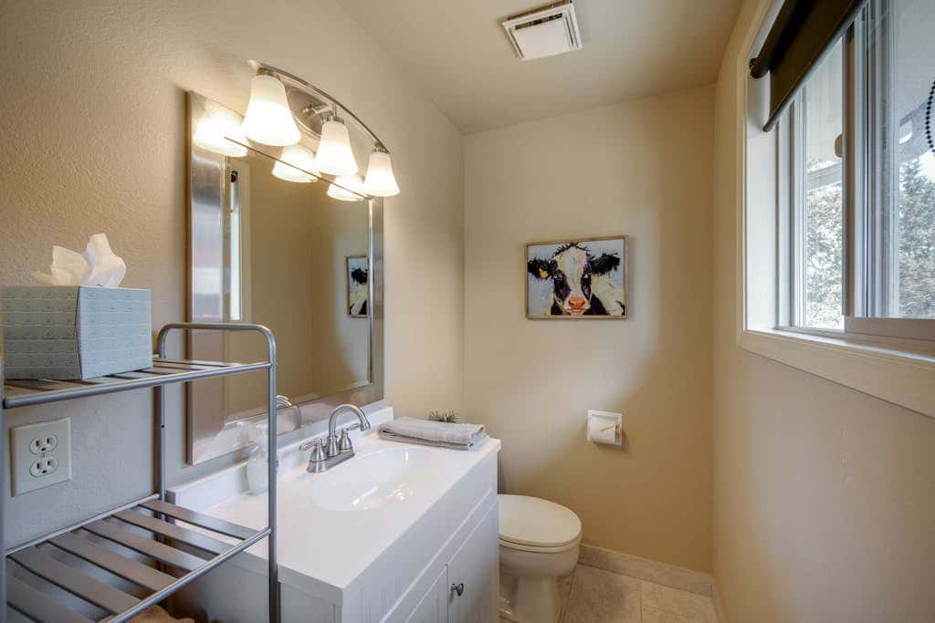 Mountain View Home with On-site Golf and Private Hot Tub - Near Skiing and Bend