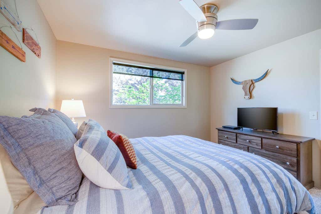Mountain View Home with On-site Golf and Private Hot Tub - Near Skiing and Bend