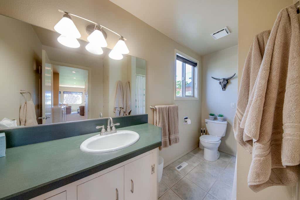 Mountain View Home with On-site Golf and Private Hot Tub - Near Skiing and Bend