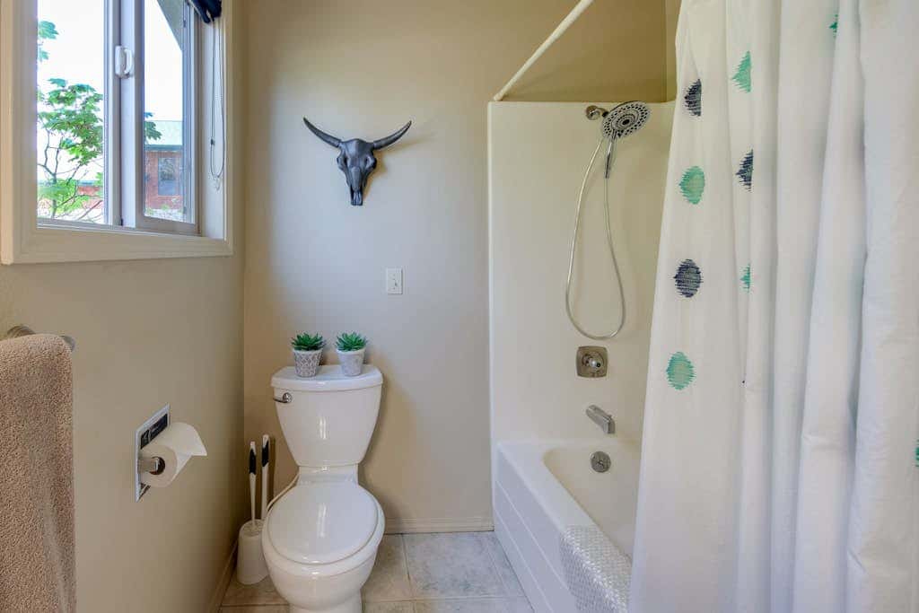 Mountain View Home with On-site Golf and Private Hot Tub - Near Skiing and Bend