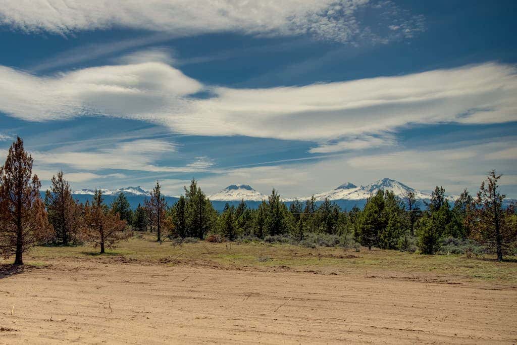 Mountain View Home with On-site Golf and Private Hot Tub - Near Skiing and Bend