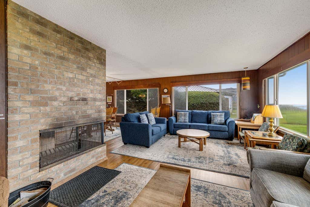 Vintage home with ocean views, private path to shore & fenced dog-friendly yard