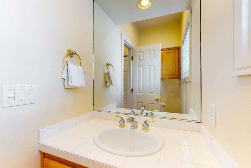Conveniently located townhome with kitchen, kitchenette, balcony & fireplace
