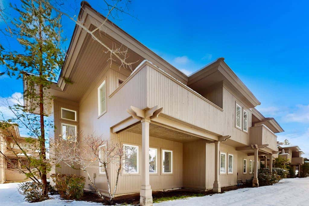Charming dog-friendly retreat near skiing & golf with views & fireplace