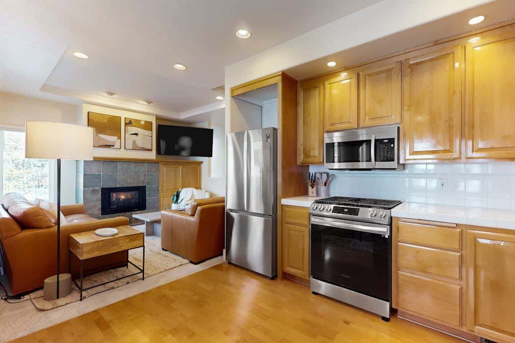 Charming dog-friendly retreat near skiing & golf with views & fireplace