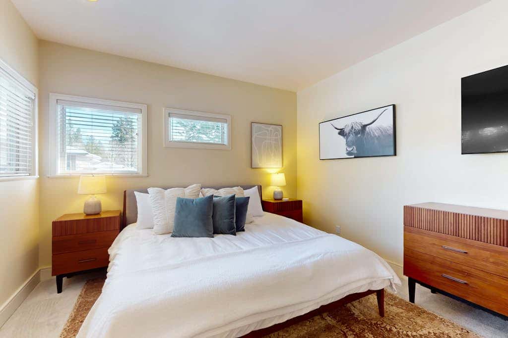 Charming dog-friendly retreat near skiing & golf with views & fireplace