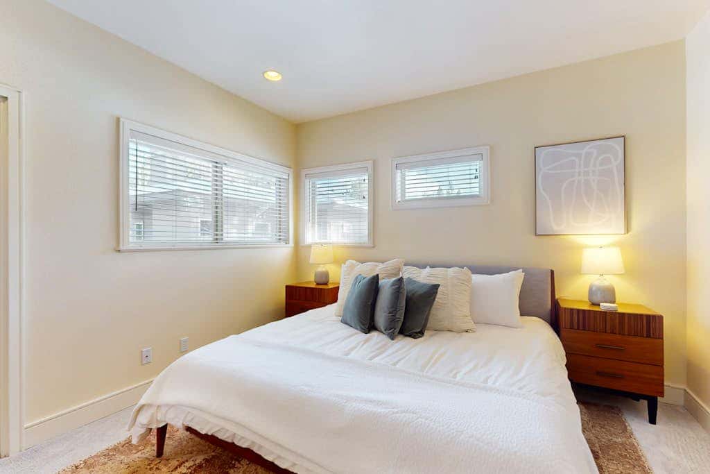 Charming dog-friendly retreat near skiing & golf with views & fireplace