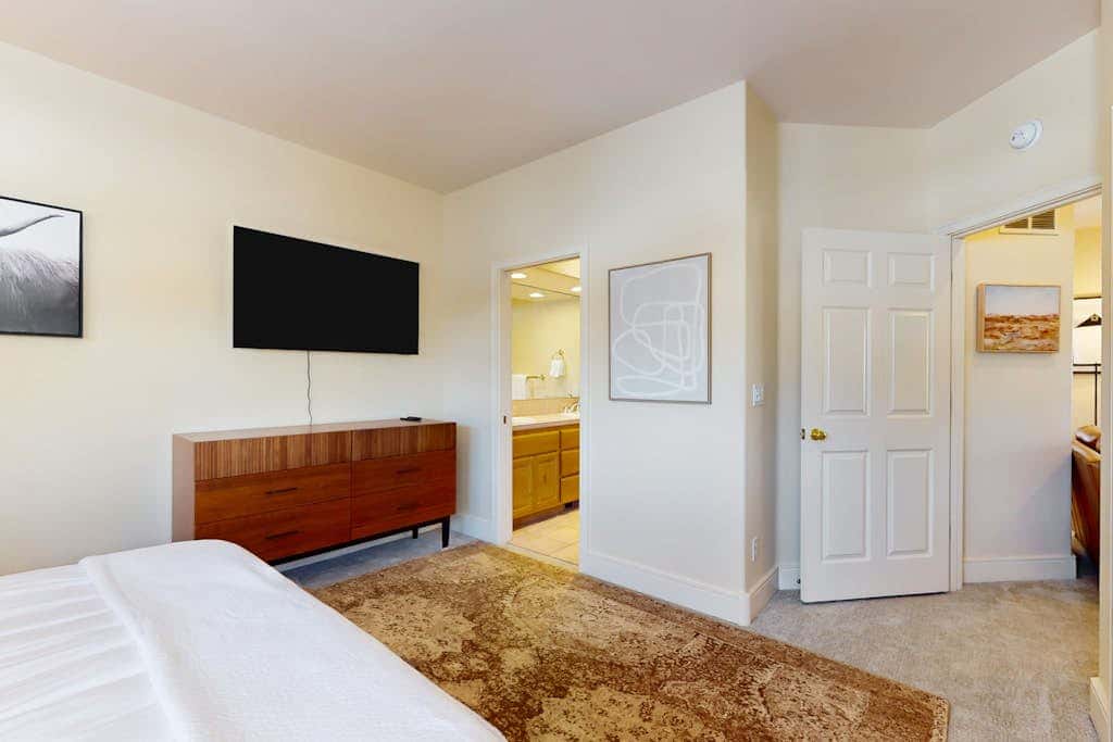 Charming dog-friendly retreat near skiing & golf with views & fireplace