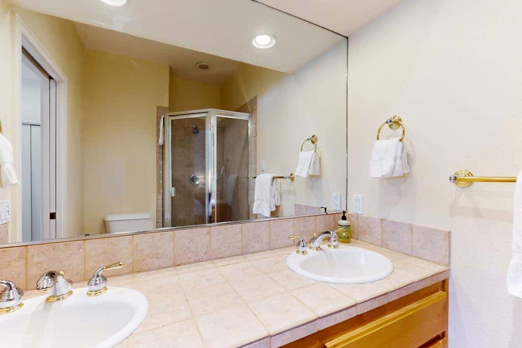 Charming dog-friendly retreat near skiing & golf with views & fireplace