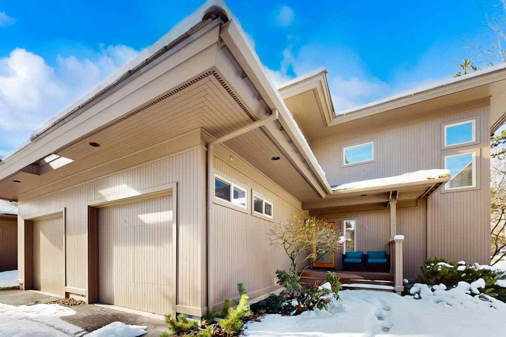 Charming dog-friendly retreat near skiing & golf with views & fireplace