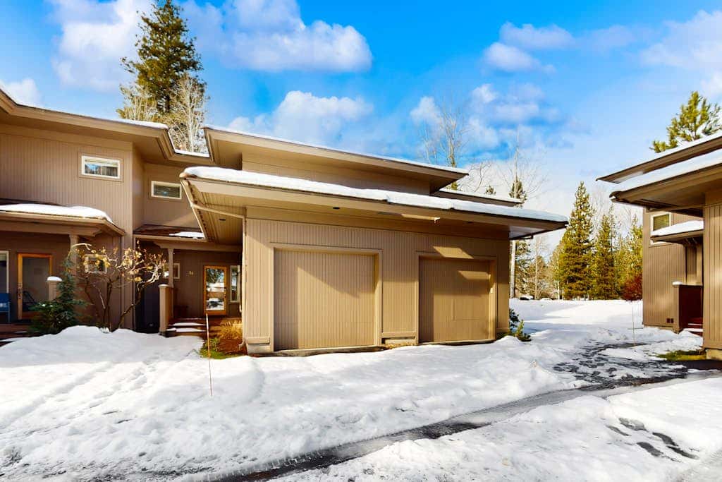 Charming dog-friendly retreat near skiing & golf with views & fireplace