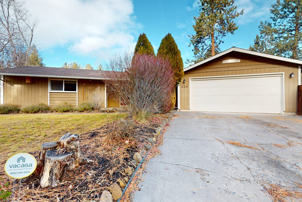 Pleasant PNW retreat with enclosed yard, grill, & W&D - dogs ok, near skiing