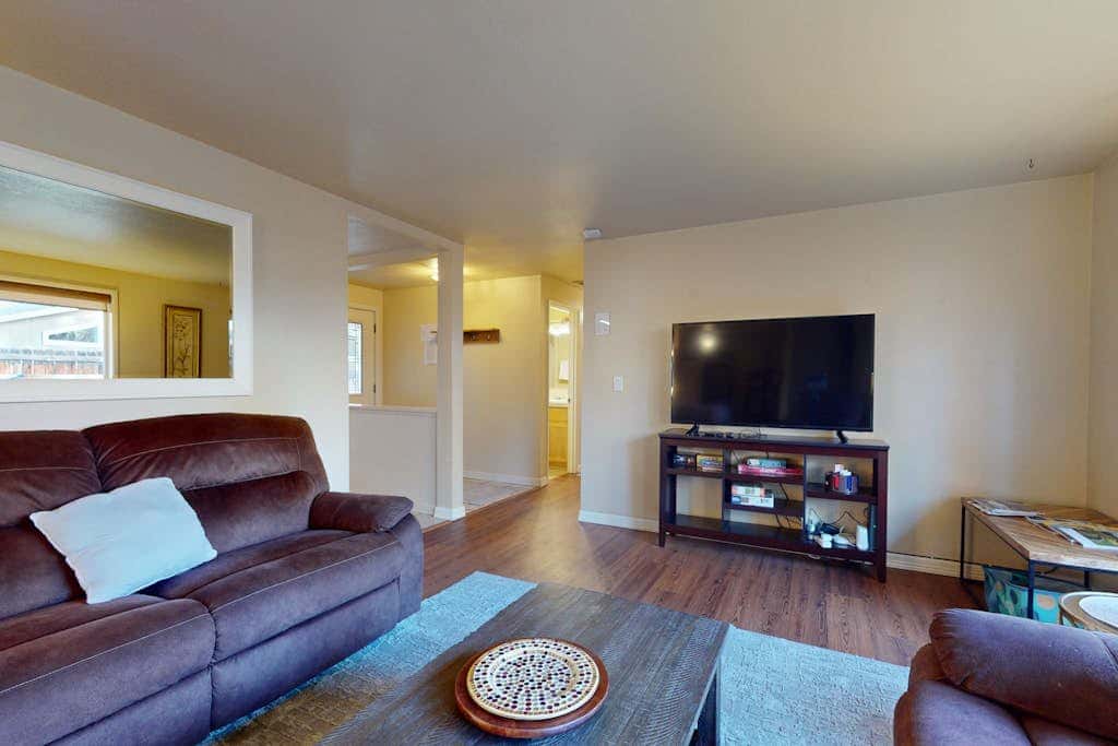 Pleasant PNW retreat with enclosed yard, grill, & W&D - dogs ok, near skiing